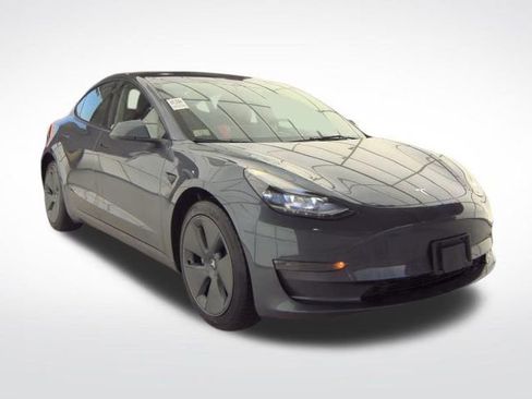 Used 2023 Tesla Model 3 Standard Range image 1