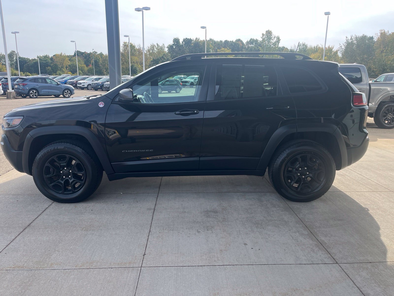 Used 2020 Jeep Cherokee Trailhawk w/ Cold Weather Group AWD/4WD image 2