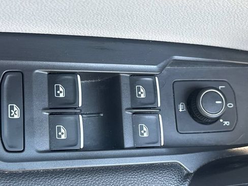 Used 2018 Volkswagen Tiguan SE AWD/4WD image 36