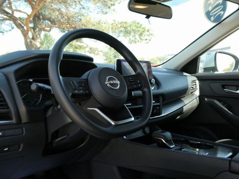 Used 2024 Nissan Rogue SV image 28