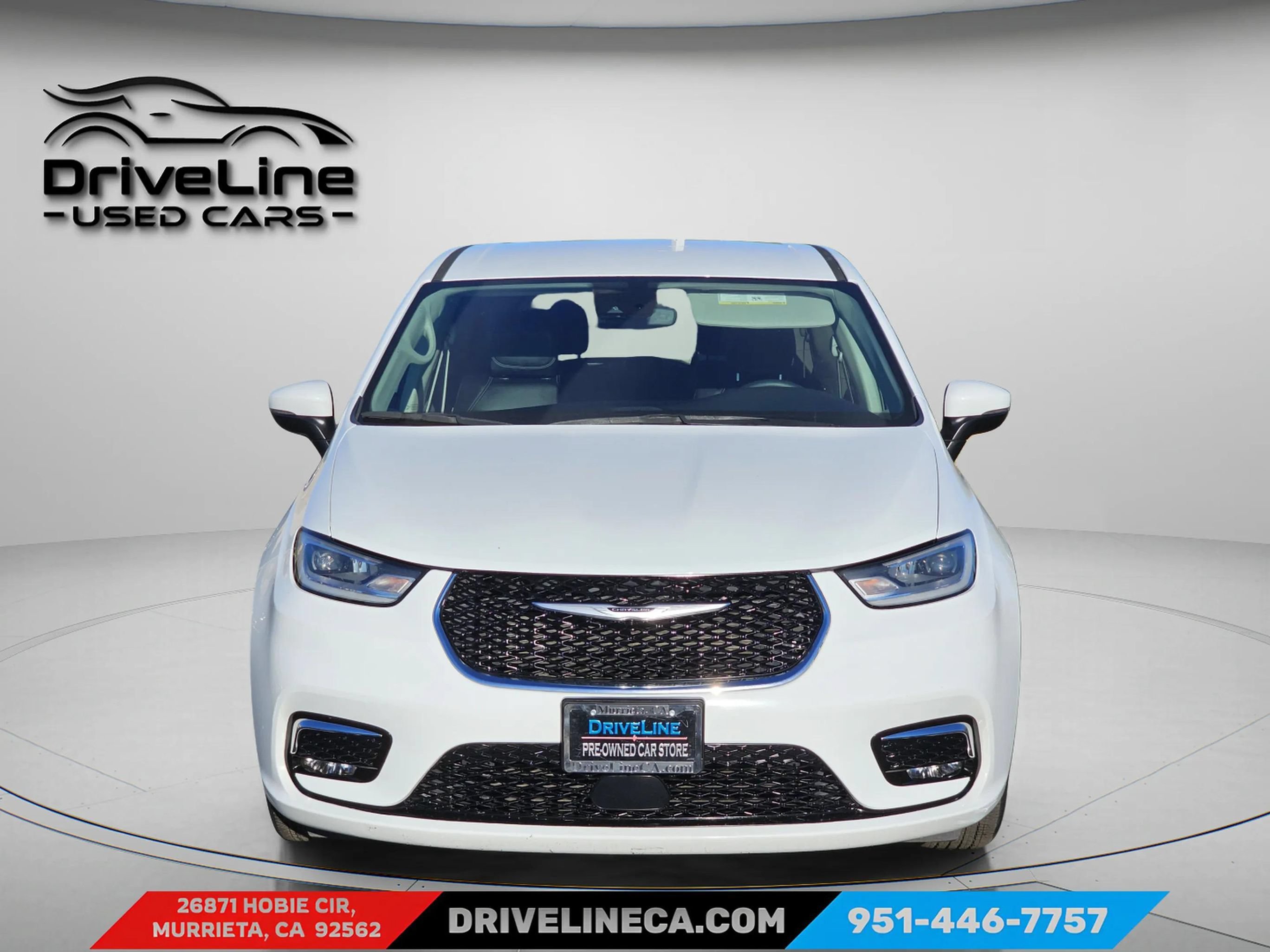 Used 2023 Chrysler Pacifica Touring-L FWD image 2