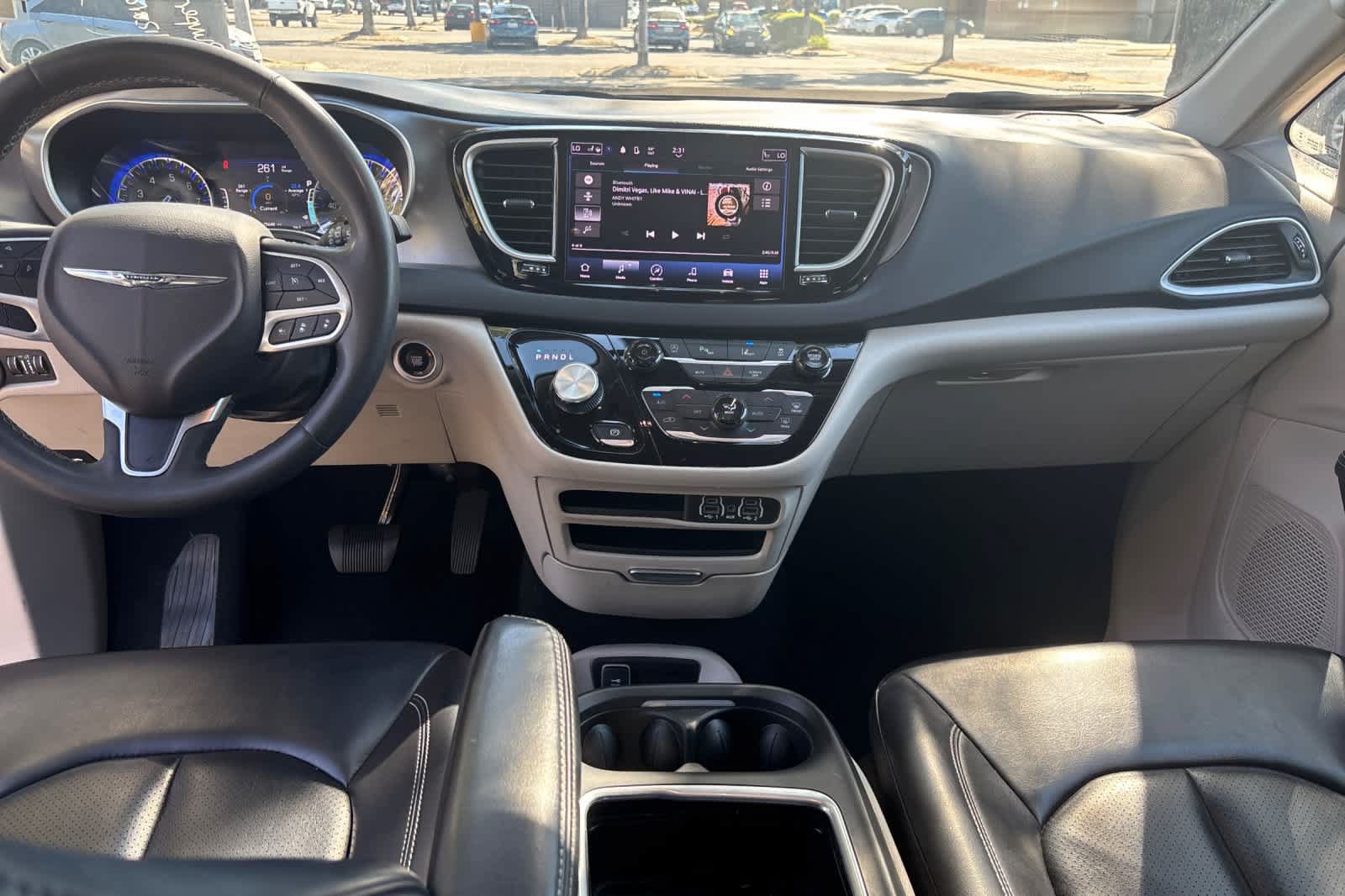 Used 2023 Chrysler Pacifica Touring-L FWD image 4