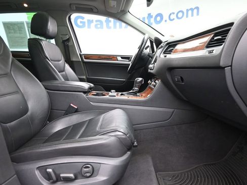 Used 2011 Volkswagen Touareg VR6 AWD/4WD image 9