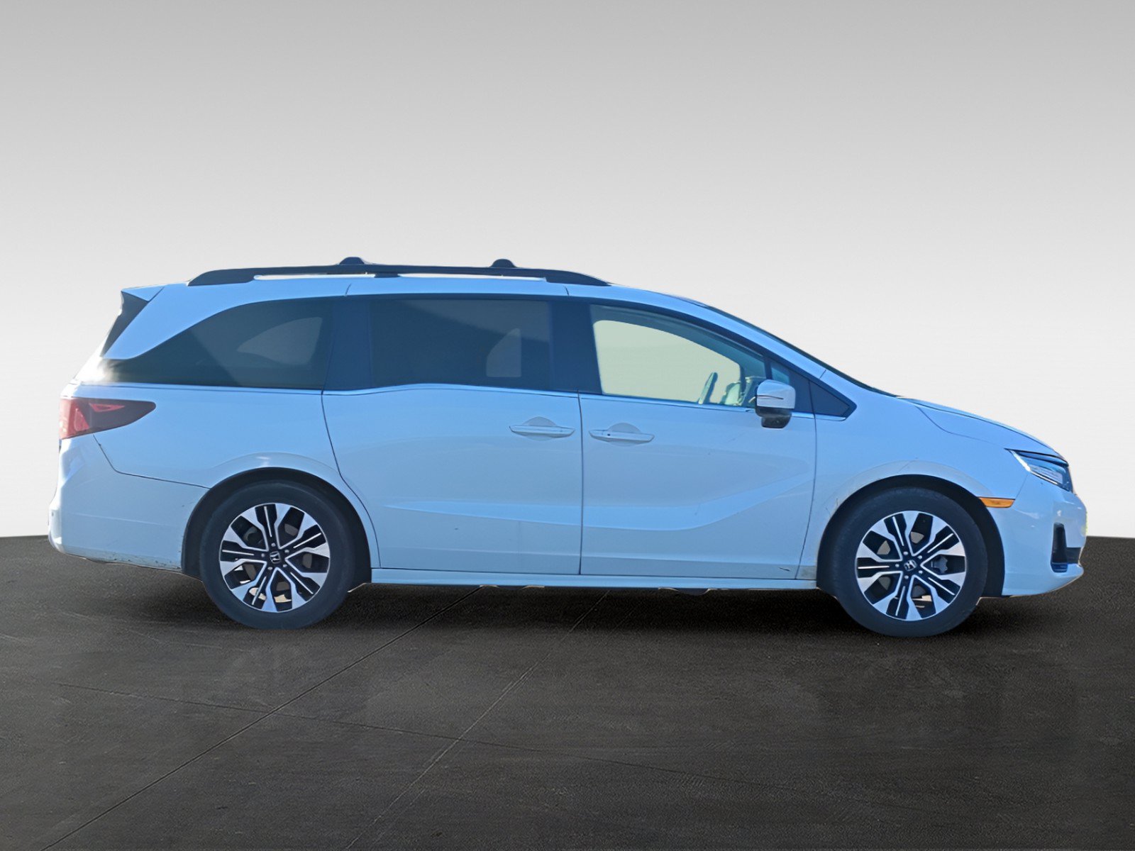Used 2025 Honda Odyssey Elite image 4