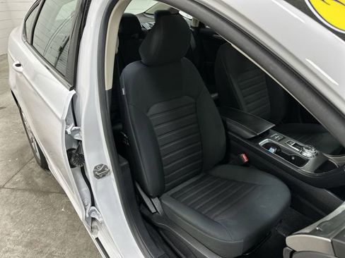 Used 2020 Ford Fusion SE FWD image 25