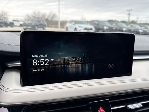 Used 2025 Genesis G70 2.5T image 12