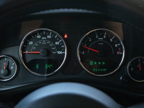 Used 2018 Jeep Wrangler Unlimited Sahara AWD/4WD image 12