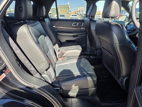 Used 2018 Ford Explorer Platinum image 16