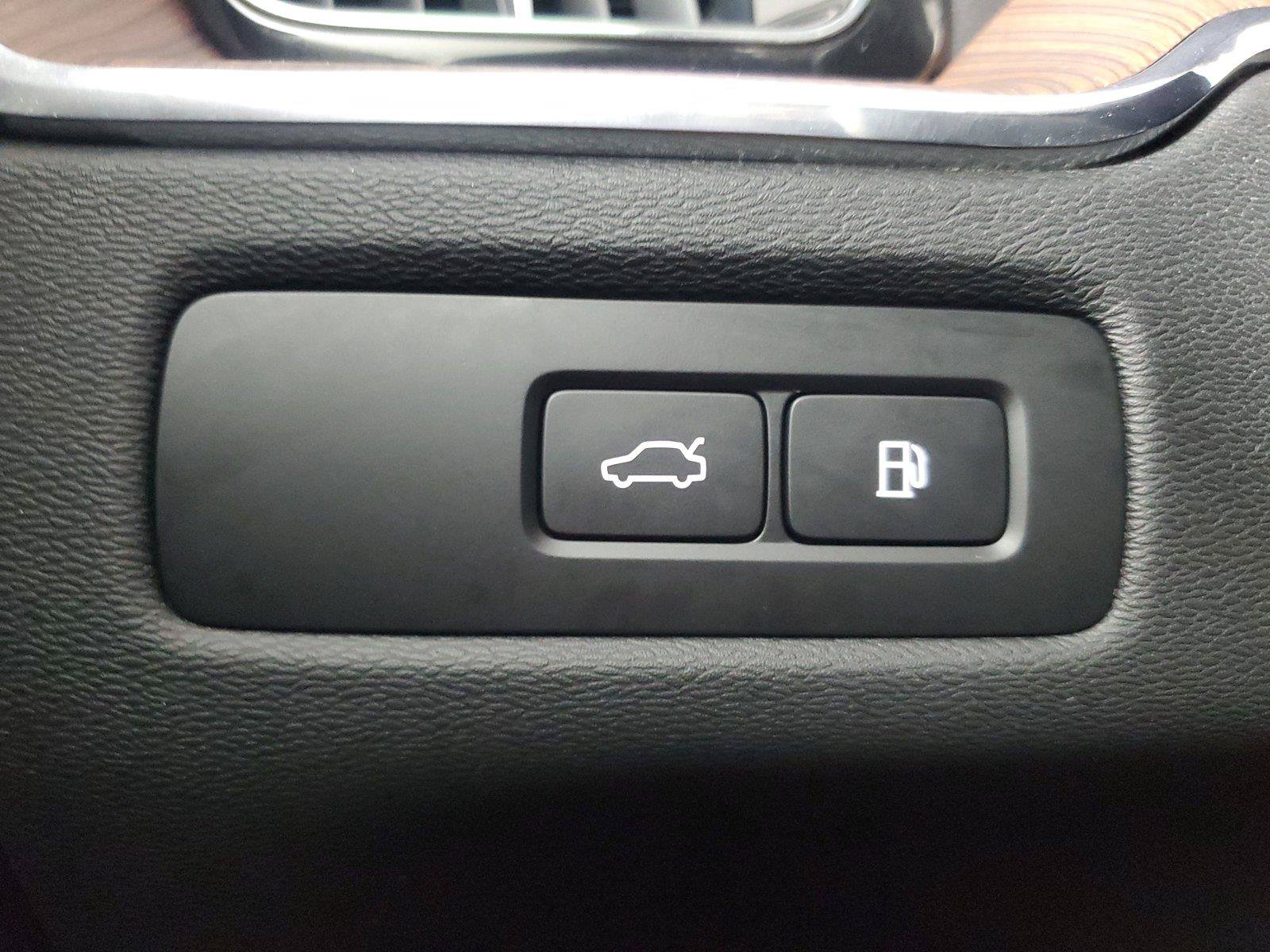 Used 2024 Volvo XC60 T8 Plus w/ Protection Package Premier AWD/4WD image 35