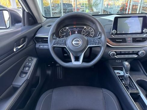 Used 2025 Nissan Altima 2.5 SV FWD image 13