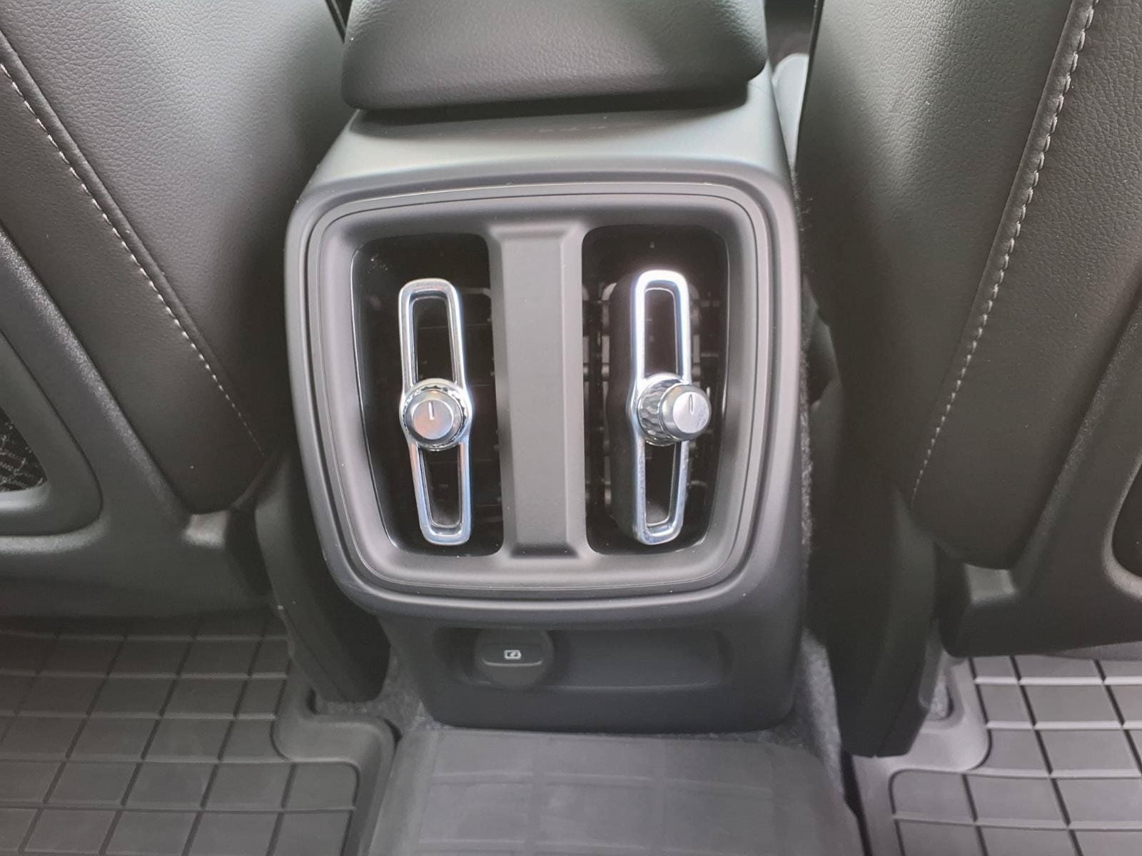 Certified 2025 Volvo XC40 B5 Ultra AWD/4WD image 16