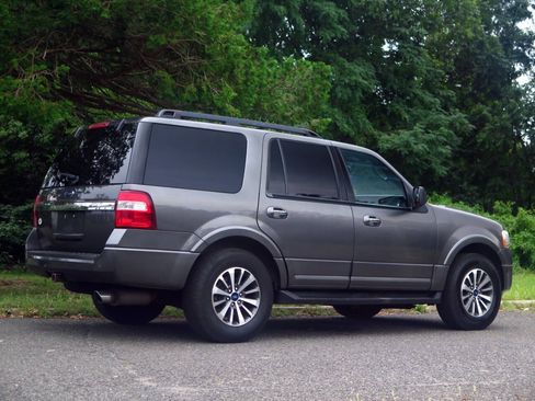 Used 2016 Ford Expedition XLT w/ Equipment Group 202A AWD/4WD image 4