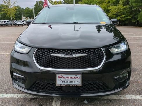 Used 2024 Chrysler Pacifica Touring-L image 9