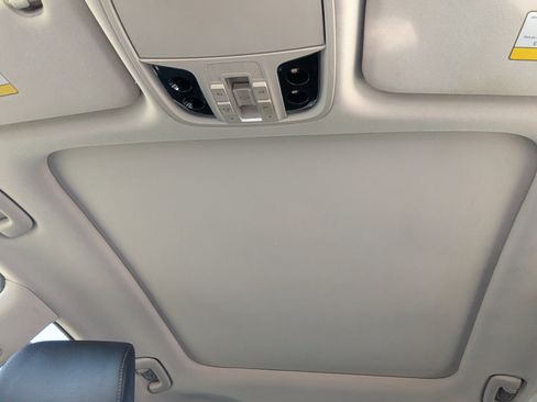 Used 2020 Kia Cadenza Technology image 12