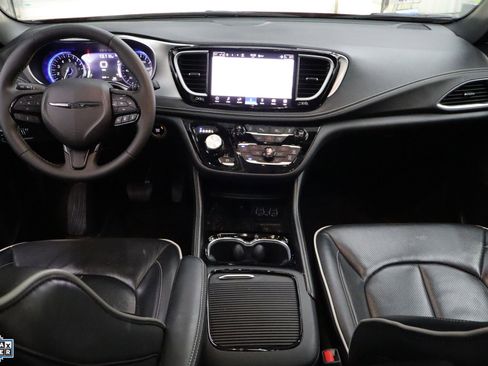 Used 2025 Chrysler Pacifica Limited image 28