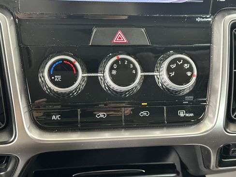 Used 2023 Kia Sorento LX image 21