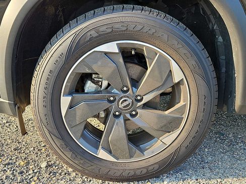 Used 2025 Nissan Rogue SV FWD image 8