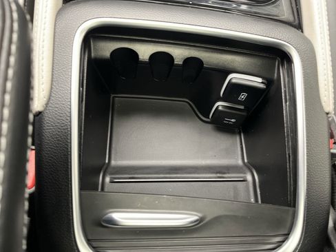 Used 2022 Chrysler Pacifica Limited w/ Uconnect Theater Family Group image 30