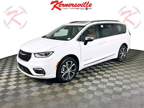 New 2026 Chrysler Pacifica Pinnacle image 3