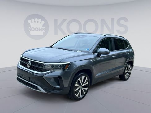 Used 2024 Volkswagen Taos SE w/ Panoramic Sunroof Package FWD image 5