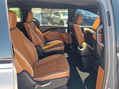 Used 2025 Chrysler Pacifica Pinnacle AWD/4WD image 18