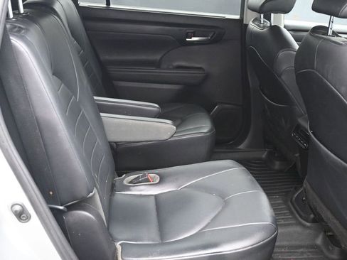 Used 2020 Toyota Highlander XLE FWD image 11