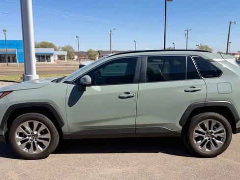 Used 2022 Toyota RAV4 XLE Premium image 10