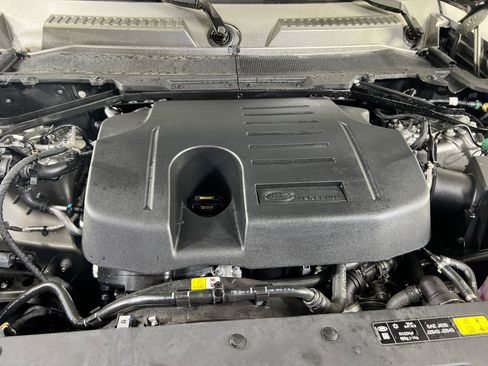 Used 2025 Land Rover Defender 110 X-Dynamic SE image 31