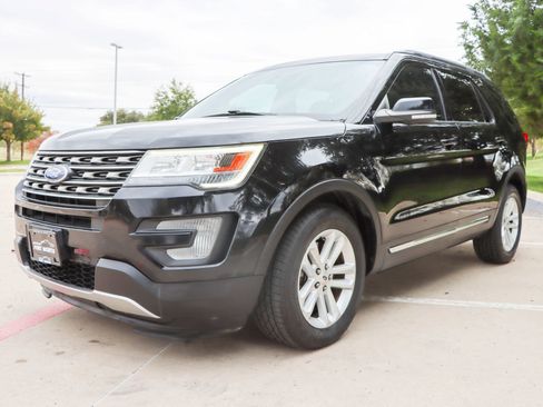 Used 2017 Ford Explorer XLT w/ Equipment Group 202A image 3