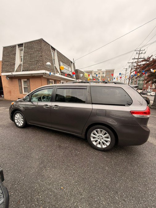 Used 2013 Toyota Sienna XLE w/ Premium Pkg AWD/4WD image 7