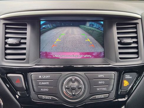 Used 2018 Nissan Pathfinder S image 16