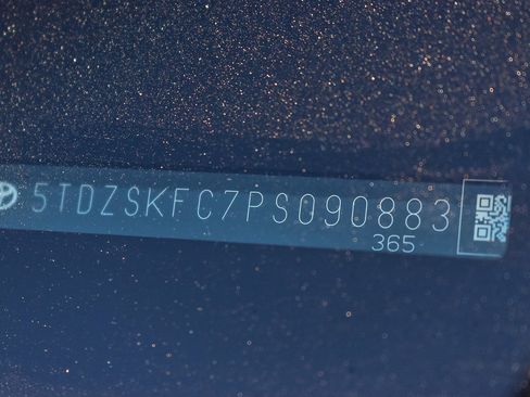 Used 2023 Toyota Sienna Limited image 31