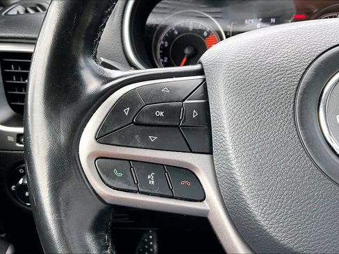 Used 2020 Jeep Cherokee Latitude Plus w/ Cold Weather Group AWD/4WD image 11