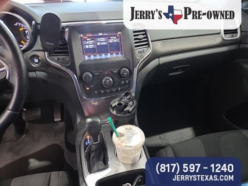 Used 2018 Jeep Grand Cherokee Laredo AWD/4WD image 9