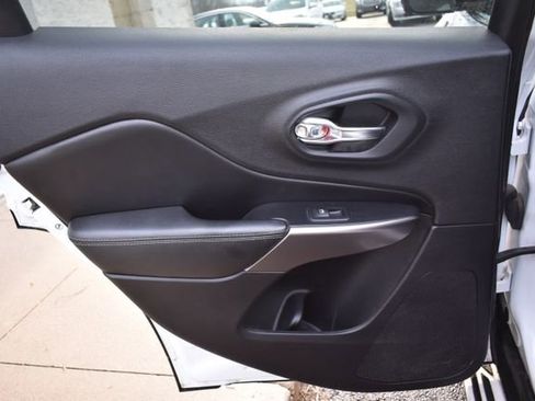 Used 2019 Jeep Cherokee Latitude Plus image 31