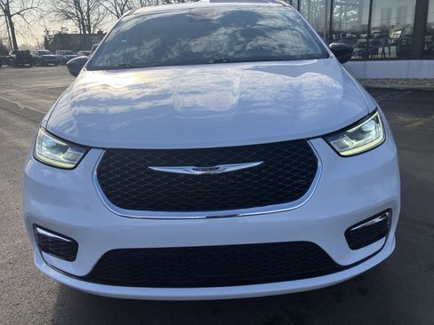 Used 2024 Chrysler Pacifica Touring-L image 2