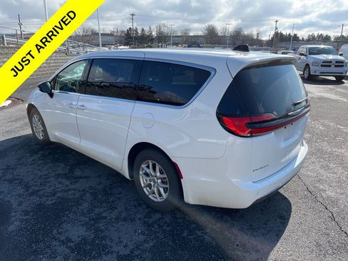 Used 2024 Chrysler Pacifica Touring-L image 7