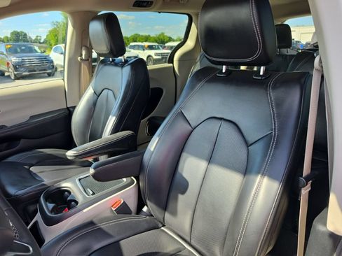 Certified 2023 Chrysler Pacifica Touring-L FWD image 17
