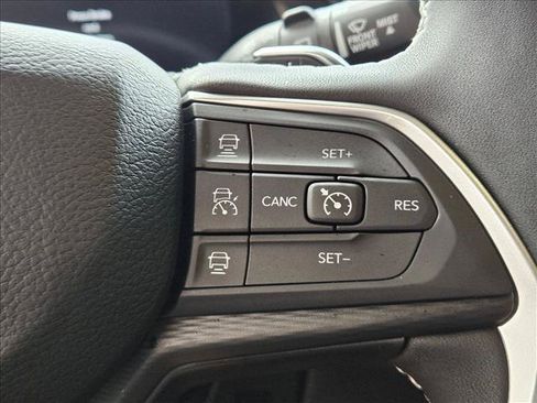 Used 2025 Jeep Grand Cherokee Laredo X RWD image 18