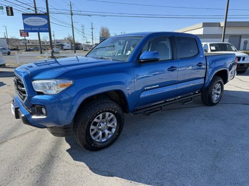 Used 2018 Toyota Tacoma SR5 image 2