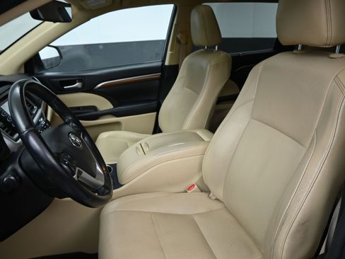 Used 2018 Toyota Highlander Limited image 17