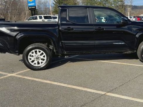 Used 2024 Toyota Tacoma SR5 AWD/4WD image 9
