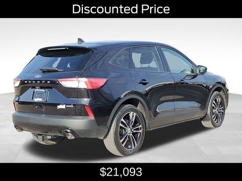 Used 2021 Ford Escape SE w/ SE Sport Appearance Package image 3