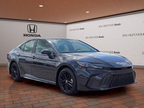 Used 2025 Toyota Camry SE w/ Convenience Package FWD image 5