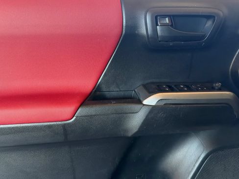 Used 2020 Toyota Tacoma SR5 AWD/4WD image 11