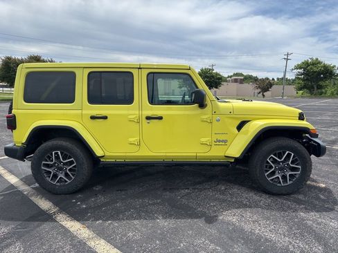 Used 2024 Jeep Wrangler Unlimited Sahara w/ Technology Group AWD/4WD image 4