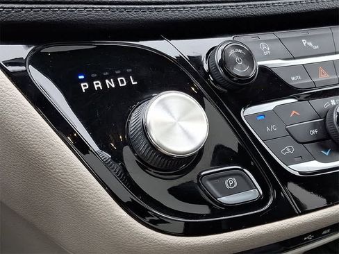 Used 2018 Chrysler Pacifica Limited image 15