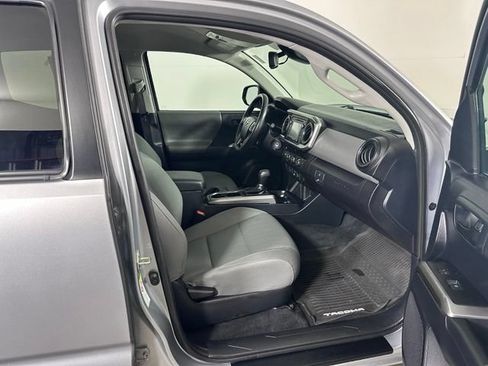 Used 2019 Toyota Tacoma SR5 AWD/4WD image 10