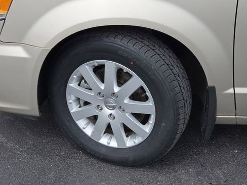 Used 2015 Chrysler Town & Country Touring image 20