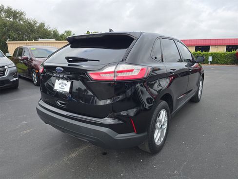 Certified 2021 Ford Edge SE image 4